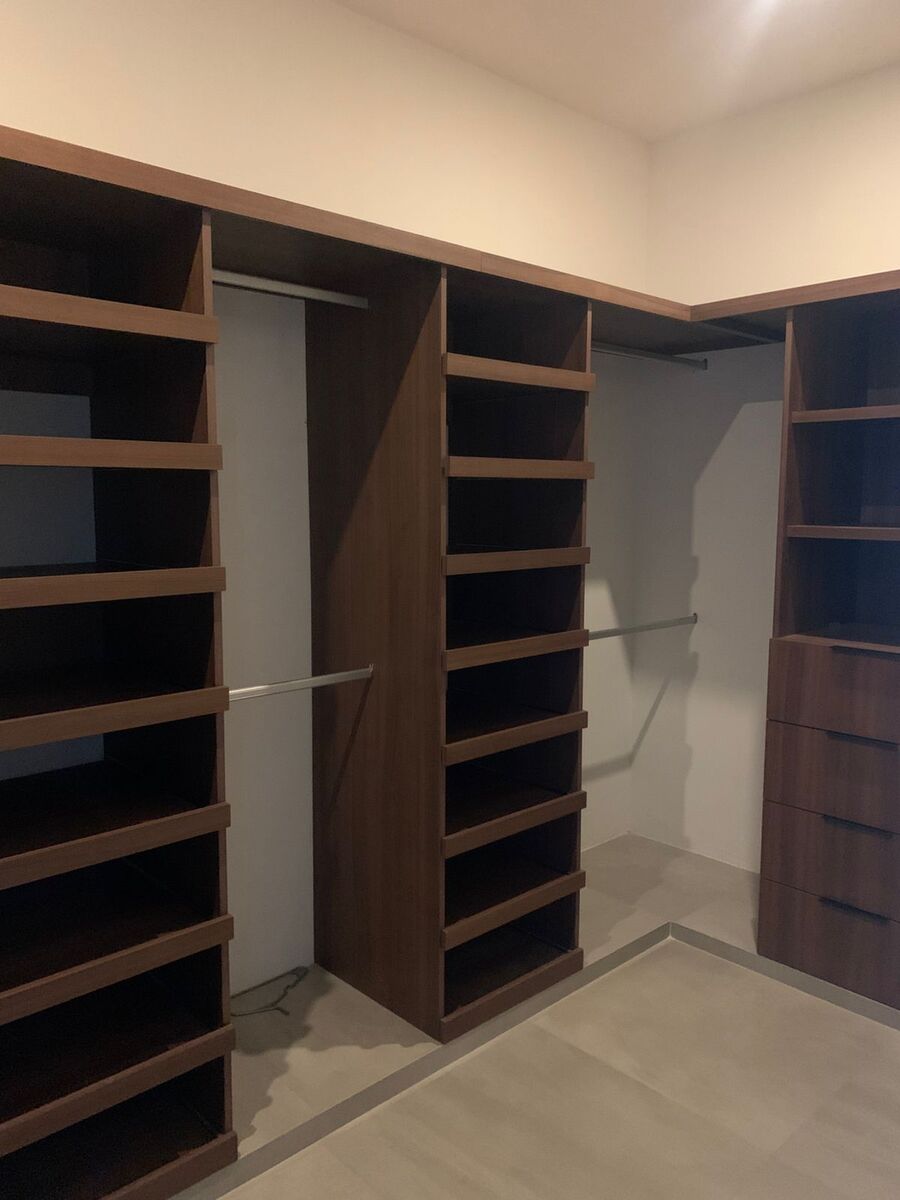 6 de 9: Closet vestidor recámara principal