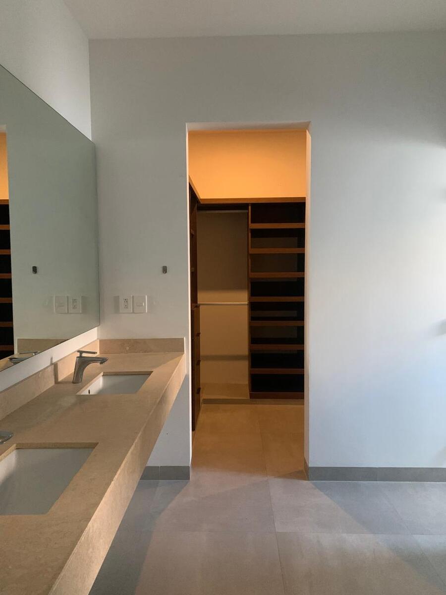 8 de 9: doble lavabo y closet vestidor recámara principal