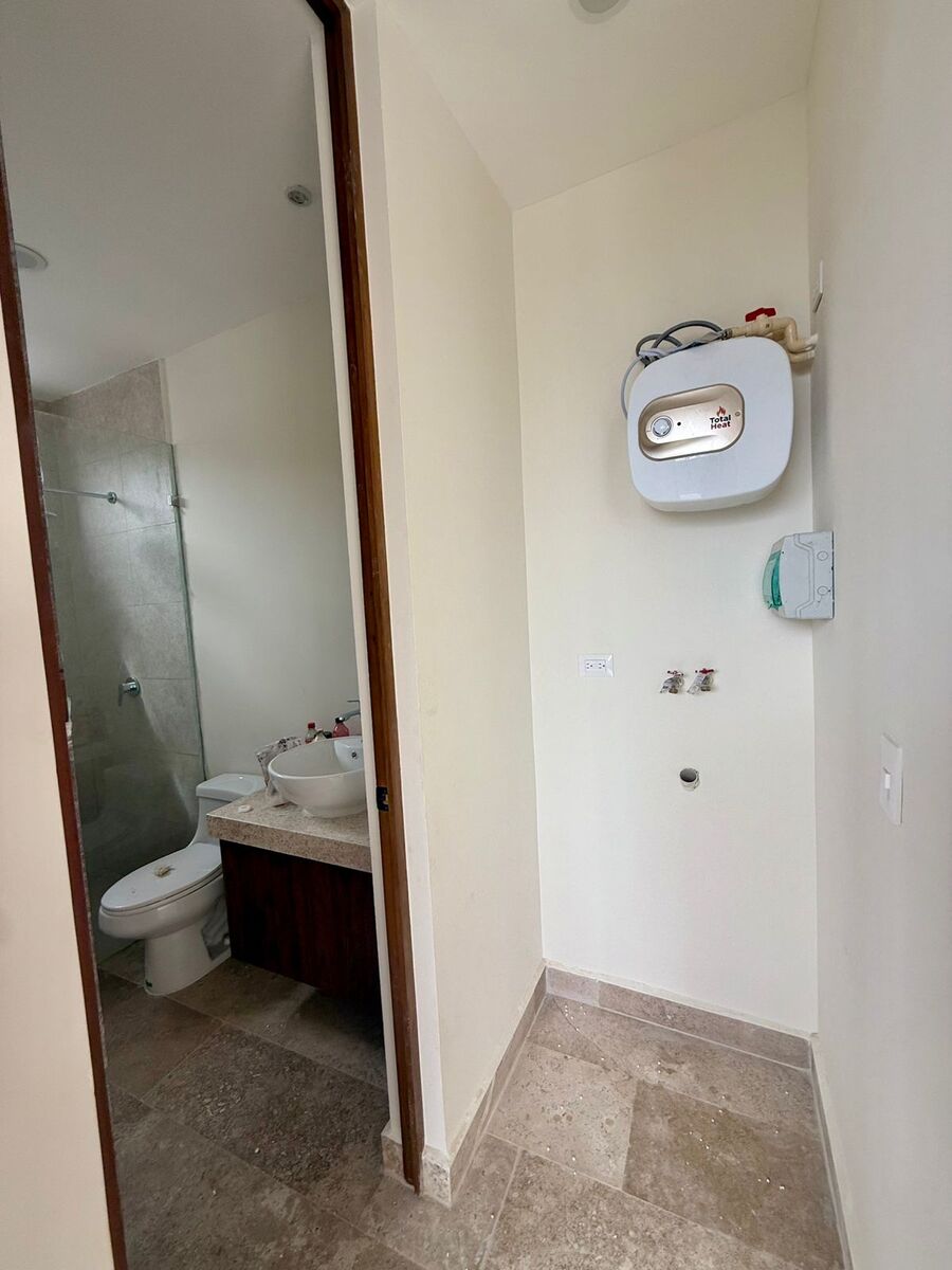 6 de 11: Baño y Área de Lavado