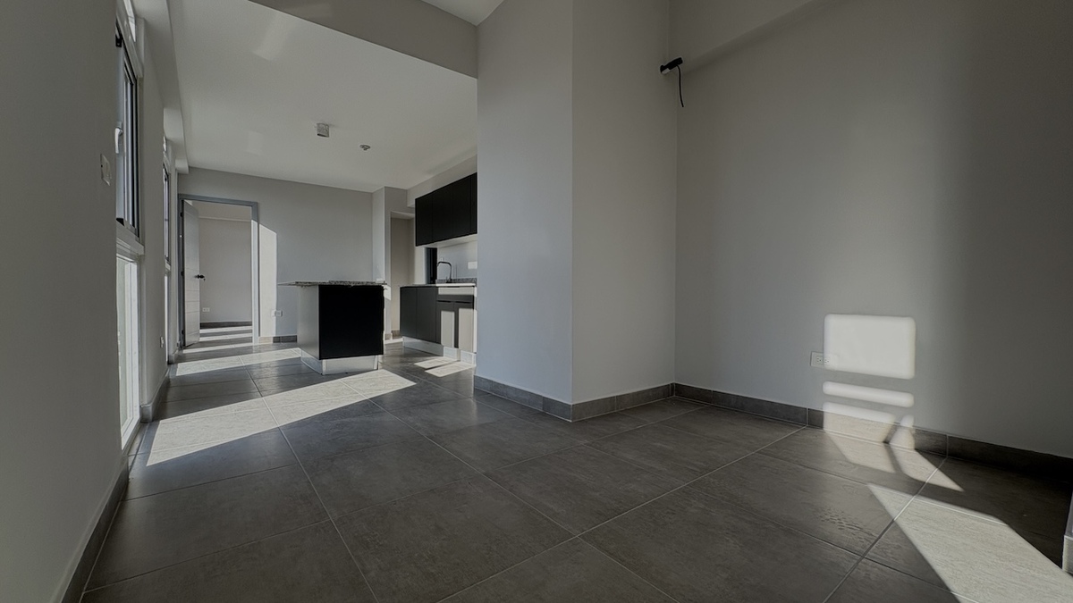 5 de 13: Area de Comedor y Cocina al fondo