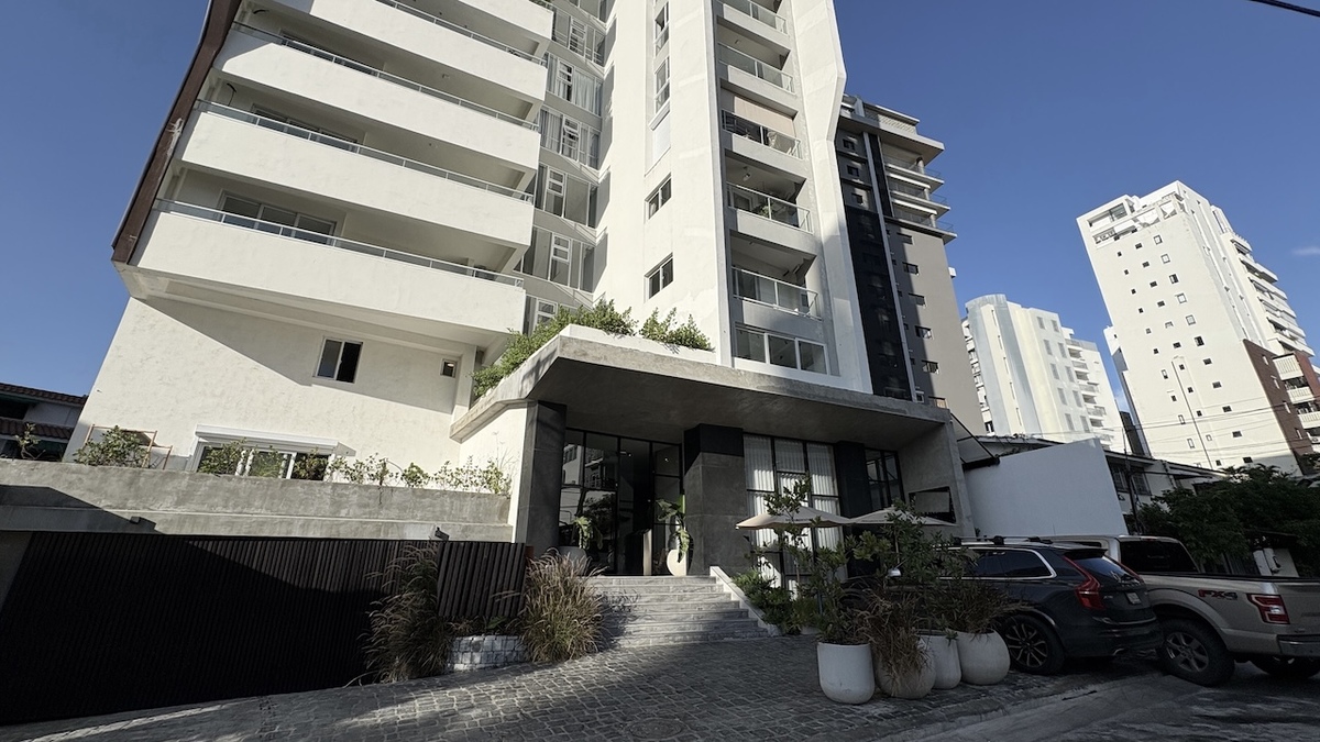 12 de 13: elegante fachada y Bistro en 1er. nivel adjunto