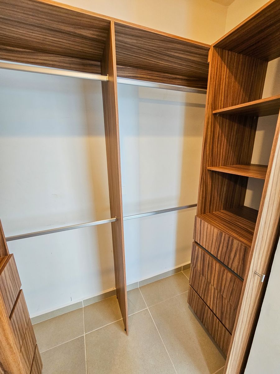 14 de 22: Vestidor de recámara principal