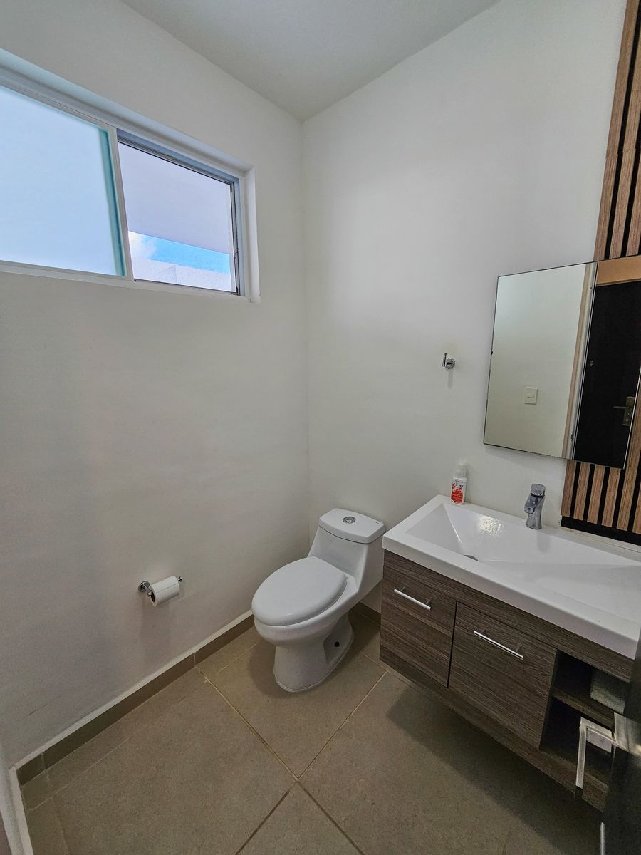 21 de 22: Medio baño