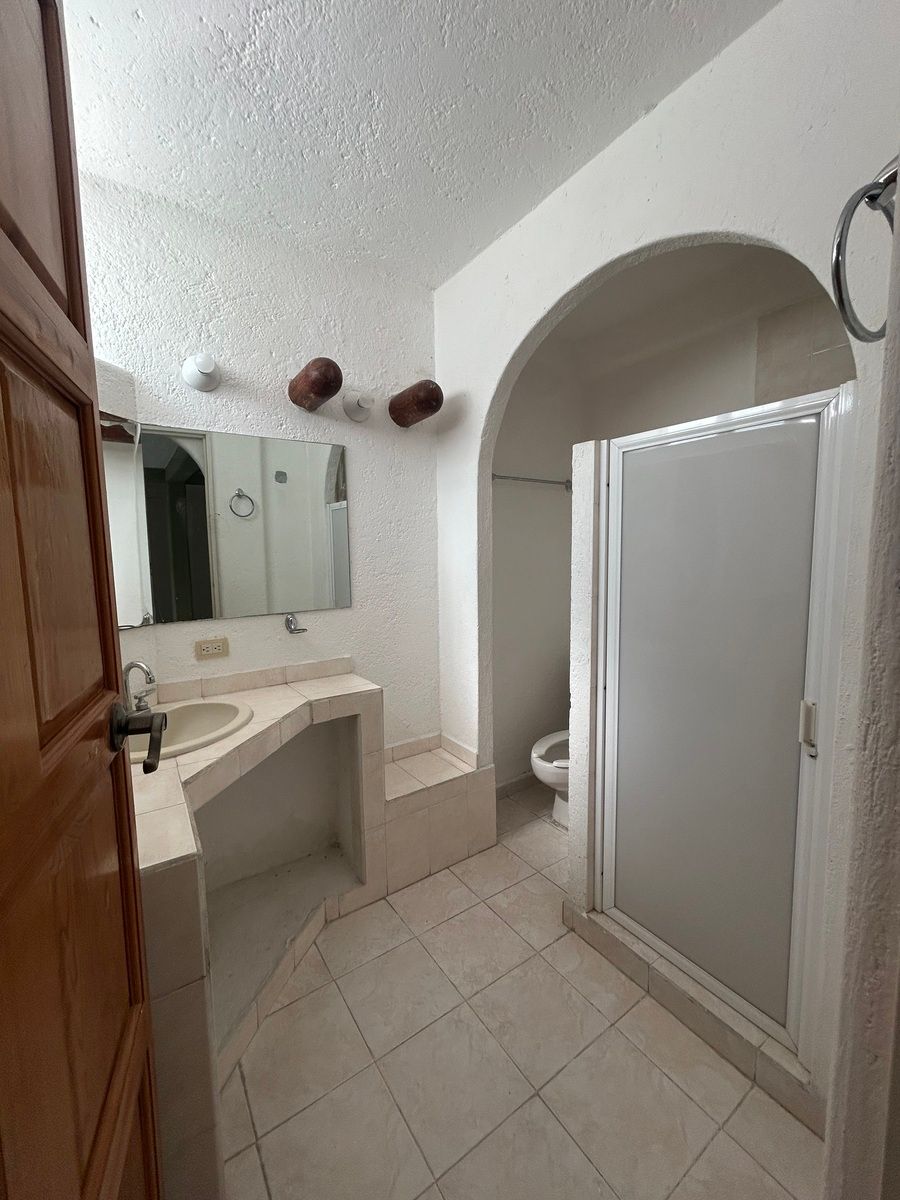 20 de 22: Baño completo en sótano