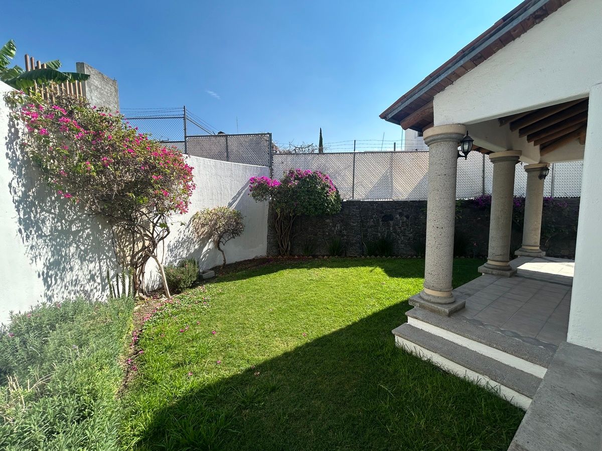 22 de 22: Amplio jardín muy bonito