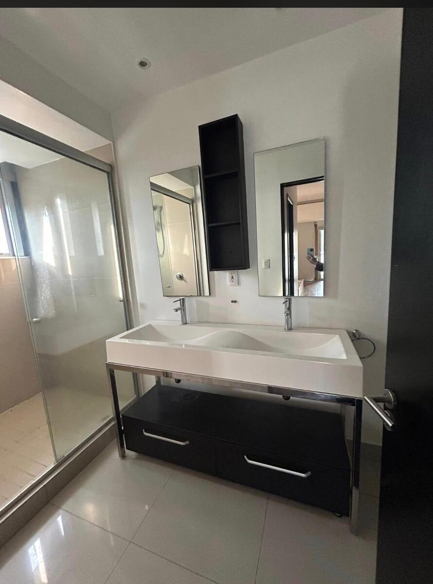 4 of 13: Baño Principal