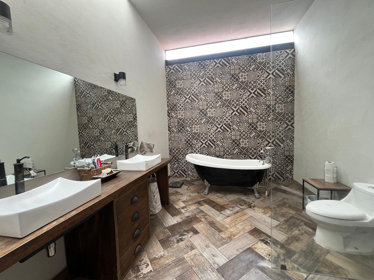 11 of 14: Baño recámara principal