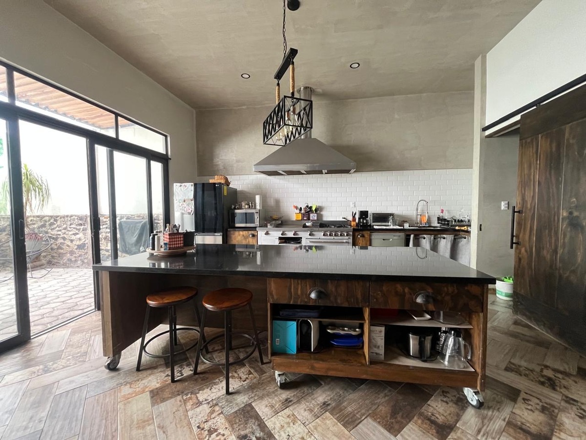 7 of 14: Cocina equipada