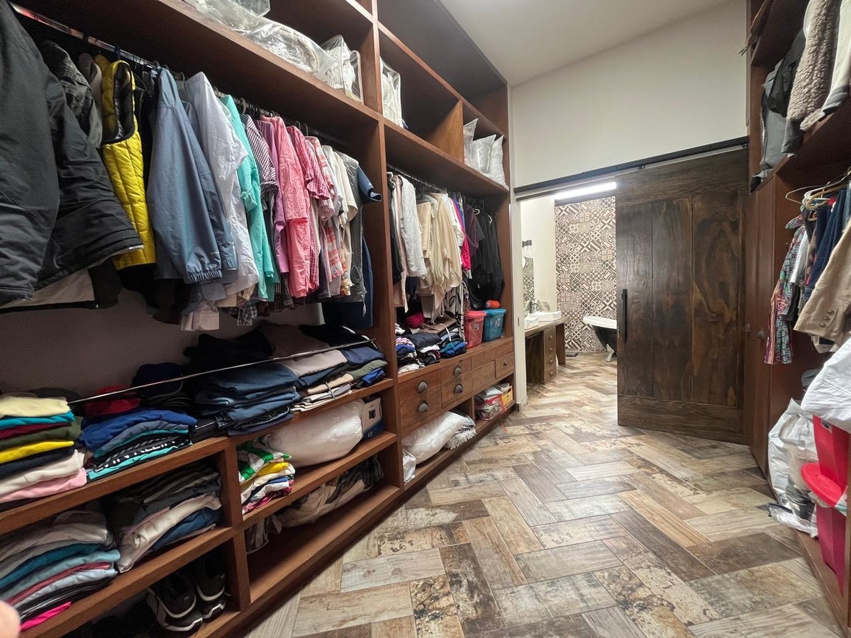 10 of 14: Walk in closer