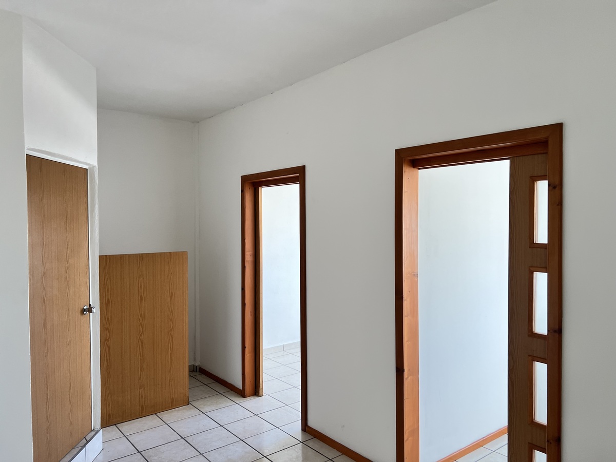 9 de 12: Recepción y dos oficinas puerta de baño