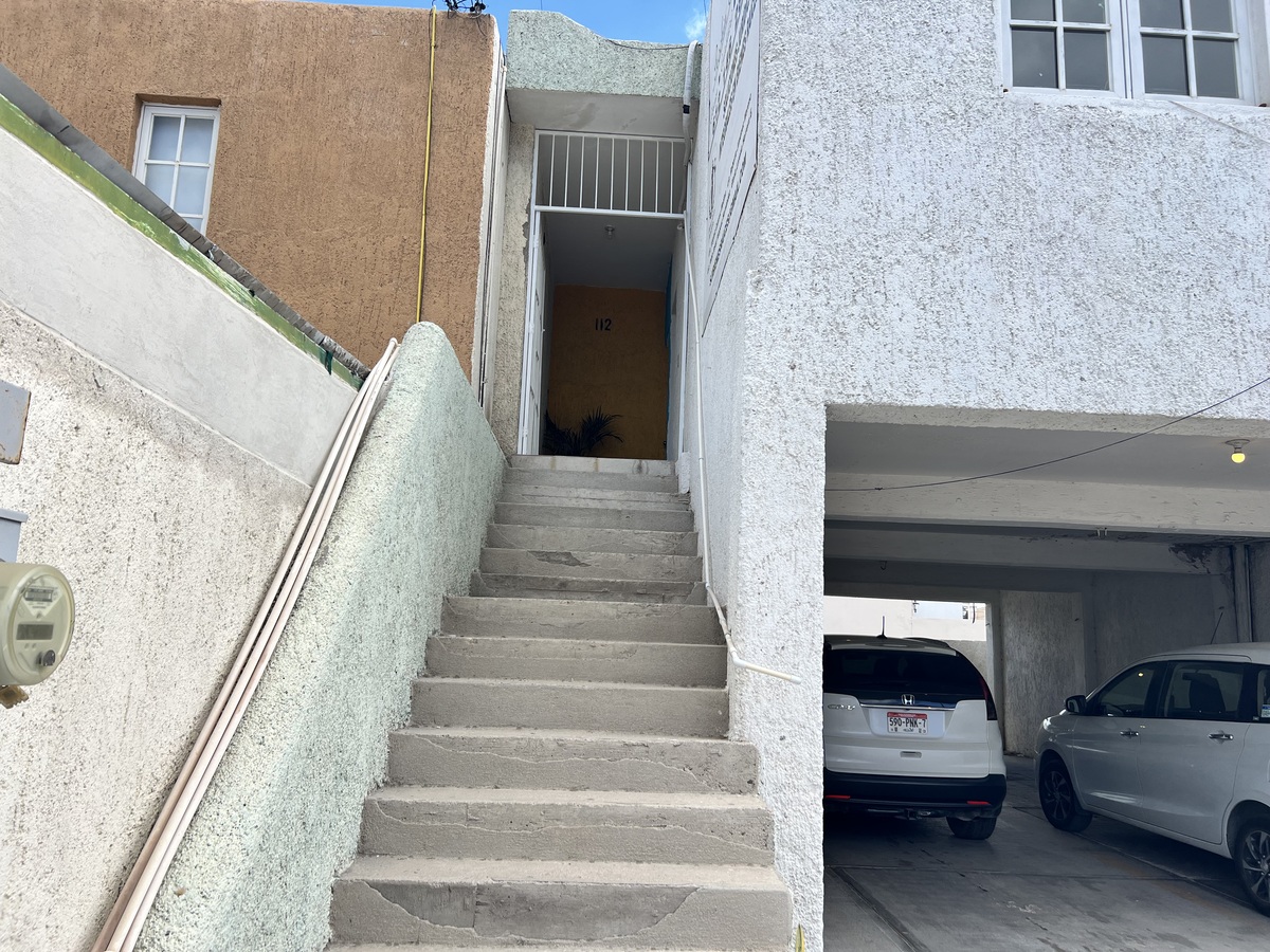 12 de 12: Escalera acceso