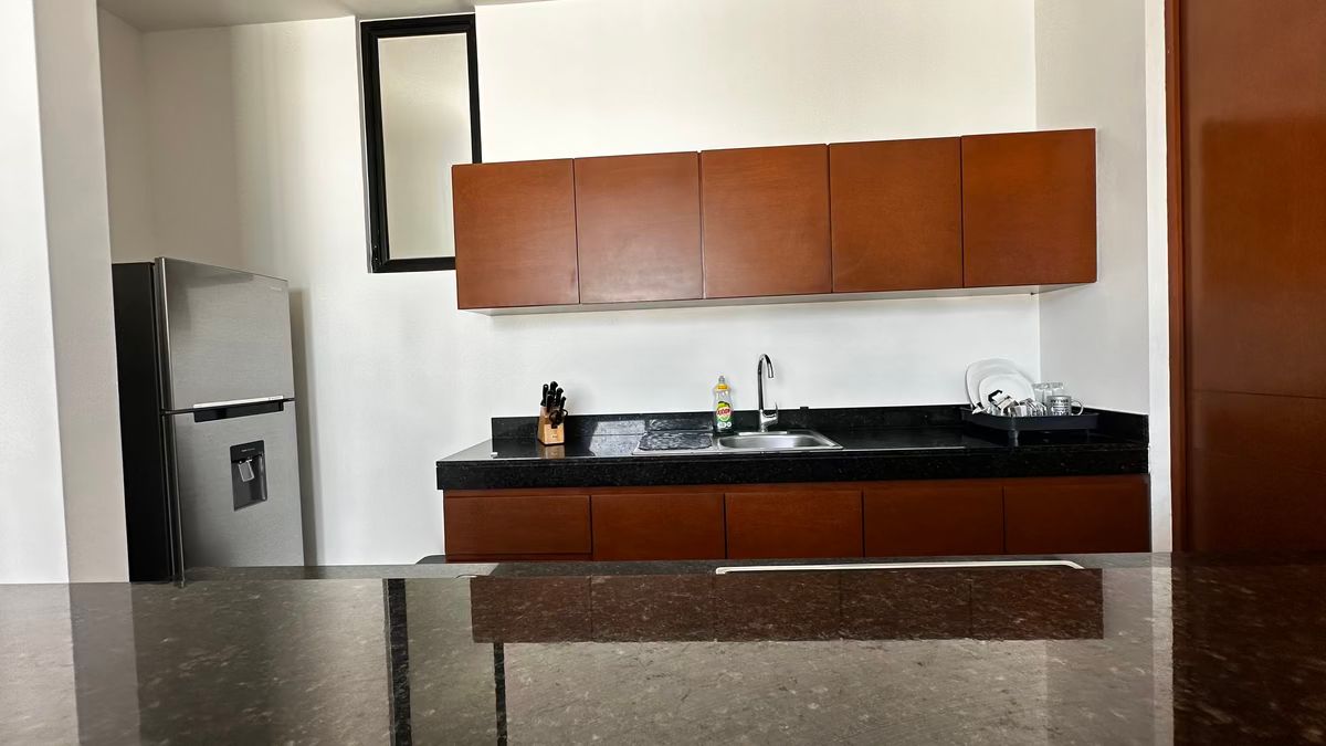 6 de 27: MESETA DE GRANITO Y GAVETERIA DE MADERA AEREA Y ABAJO