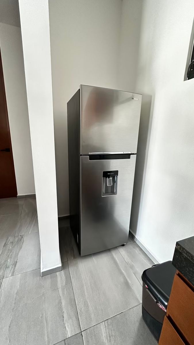 9 de 27: REFRIGERADOR 9 `PIES CON DISPENSADOR DE AGUA