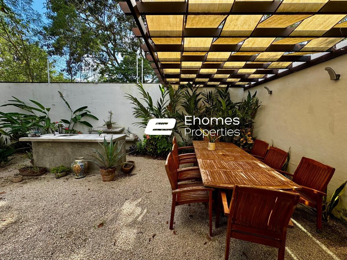 2 de 26: TERRAZA TRASERA