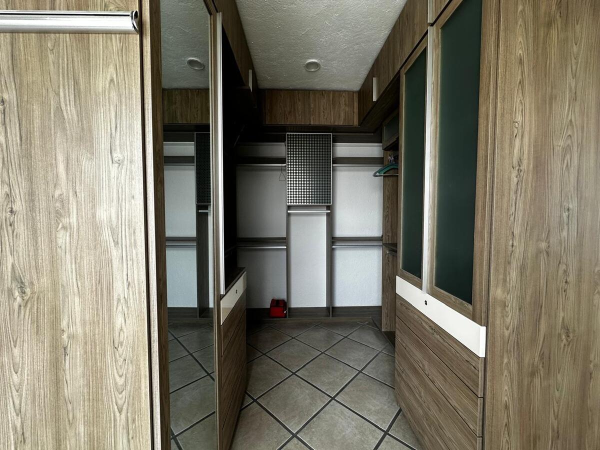 15 de 21: Vestidor recámara principal