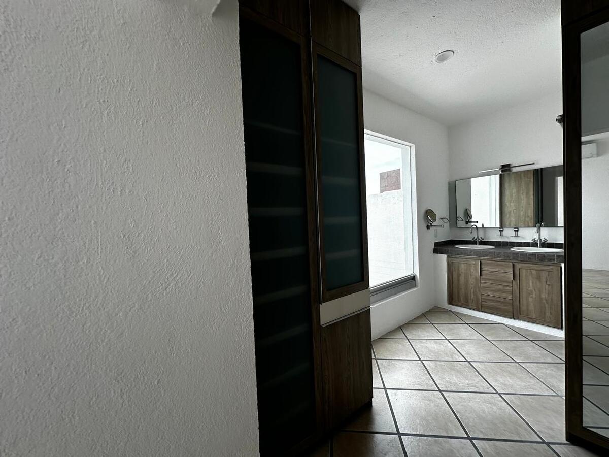 13 de 21: Vestidor y baño recámara principal