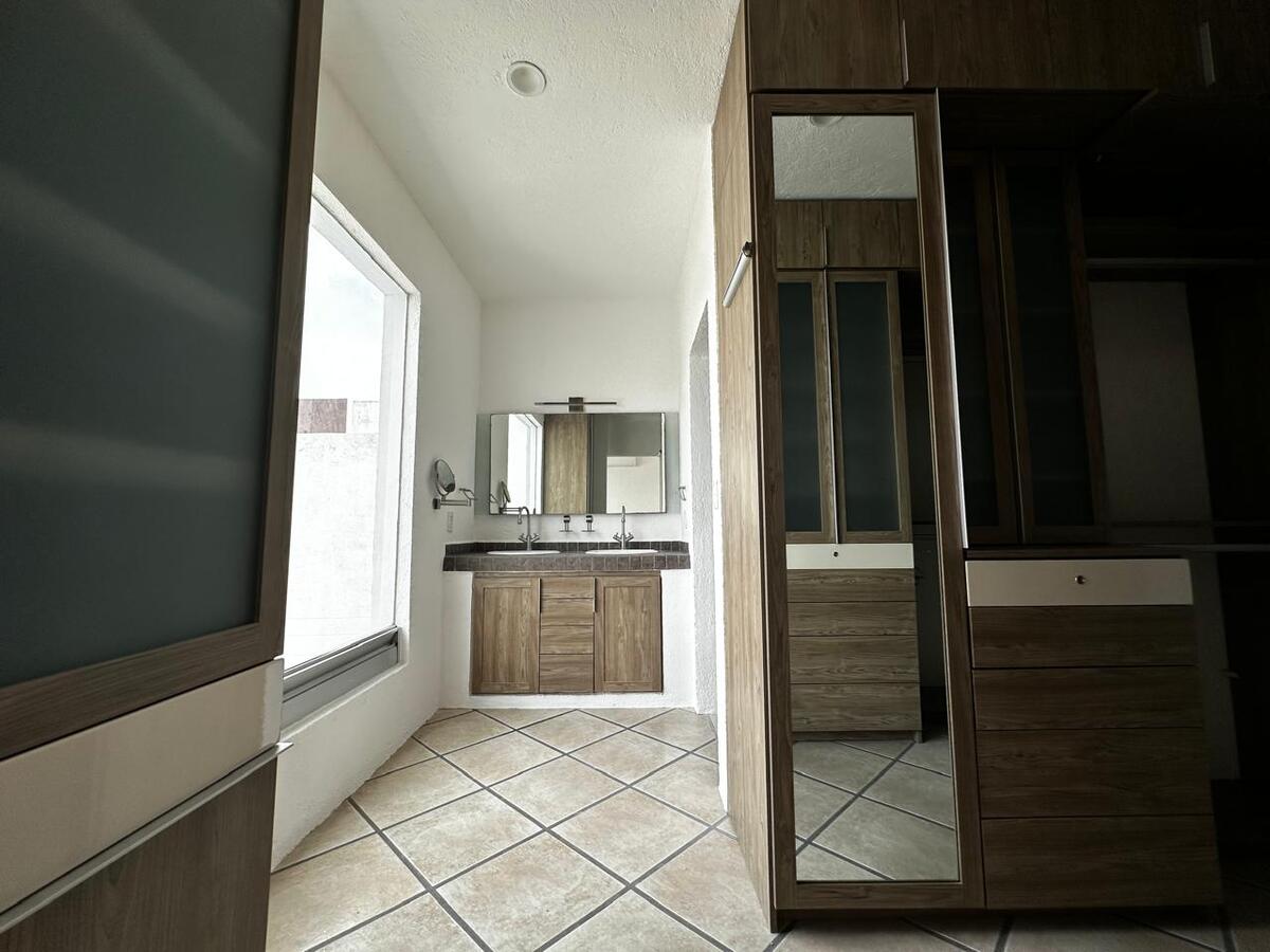 14 de 21: Vestidor y baño recámara principal