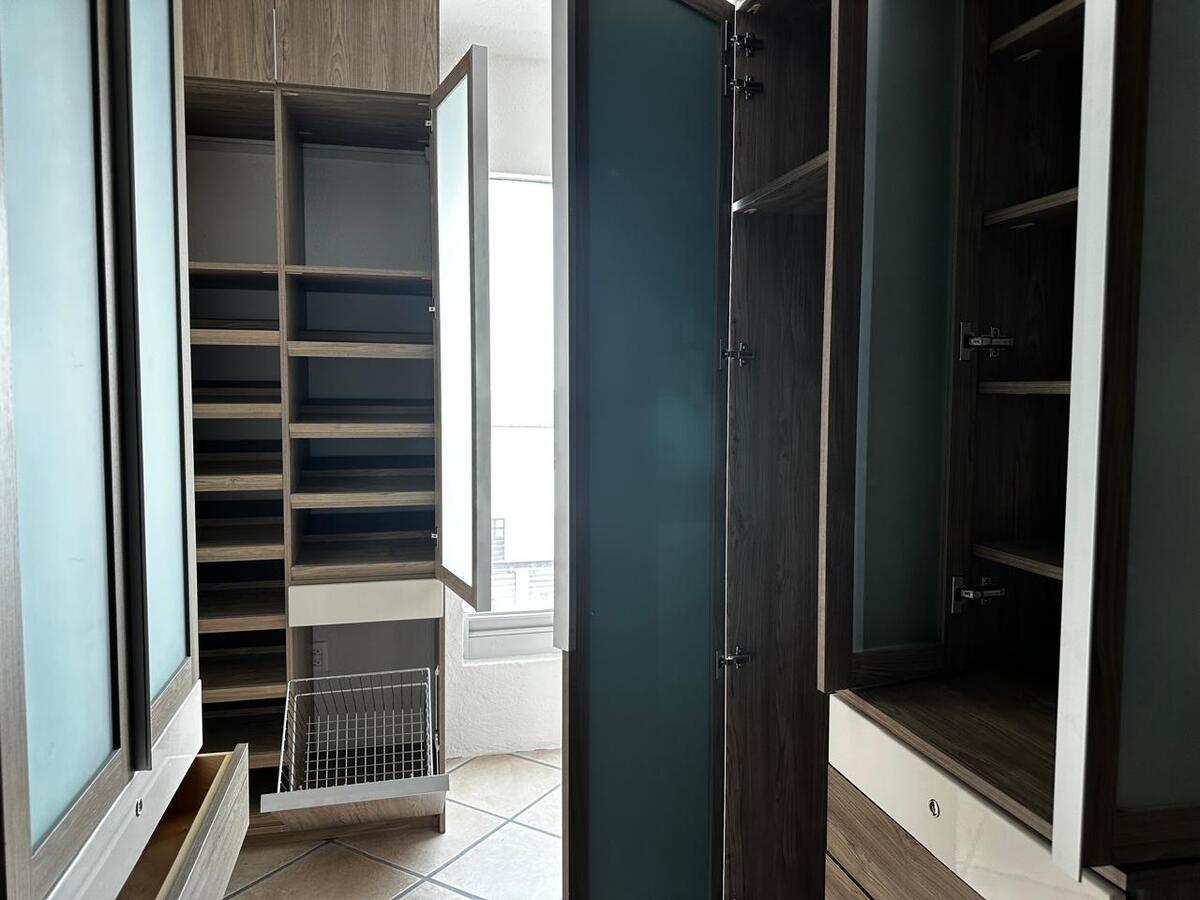 16 de 21: Vestidor recámara principal