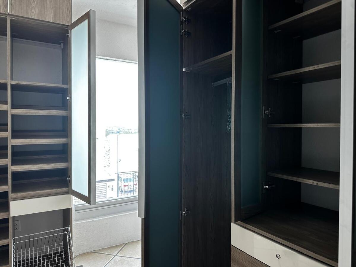 17 de 21: Vestidor recámara principal