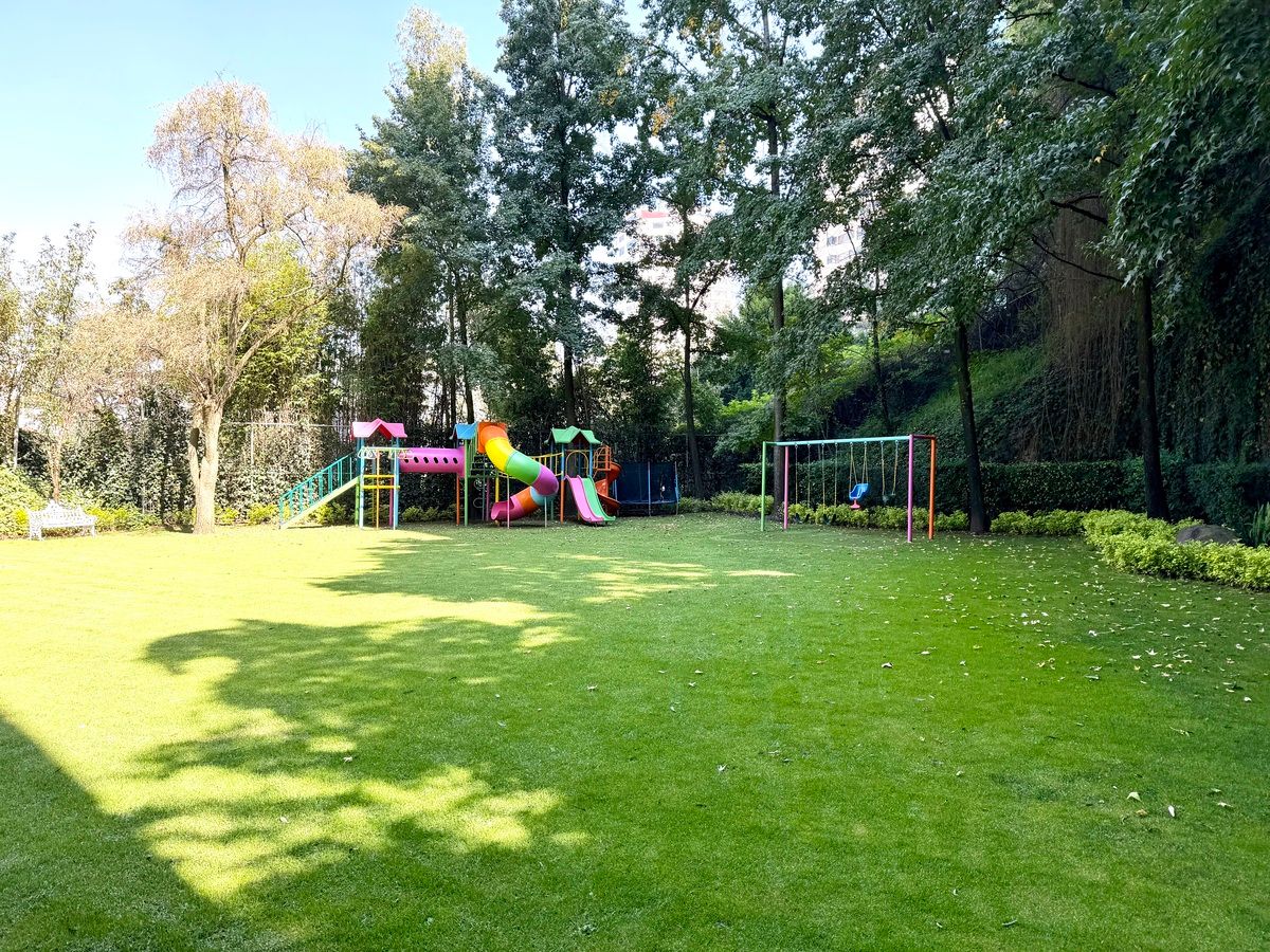 17 de 24: Jardín con juegos