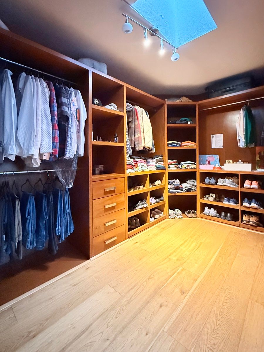 28 de 34: Recámara principal, vestidor