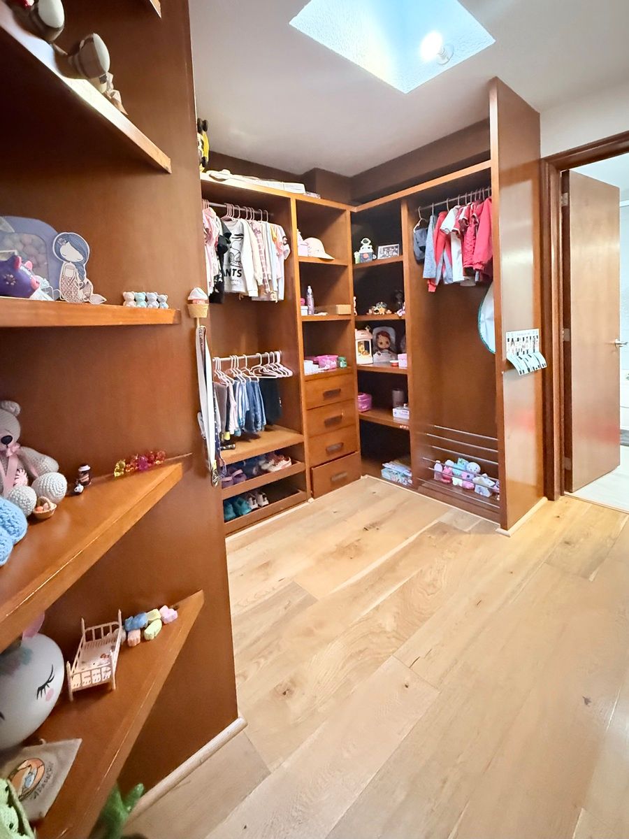 24 de 34: Recámara secundaria 2, vestidor