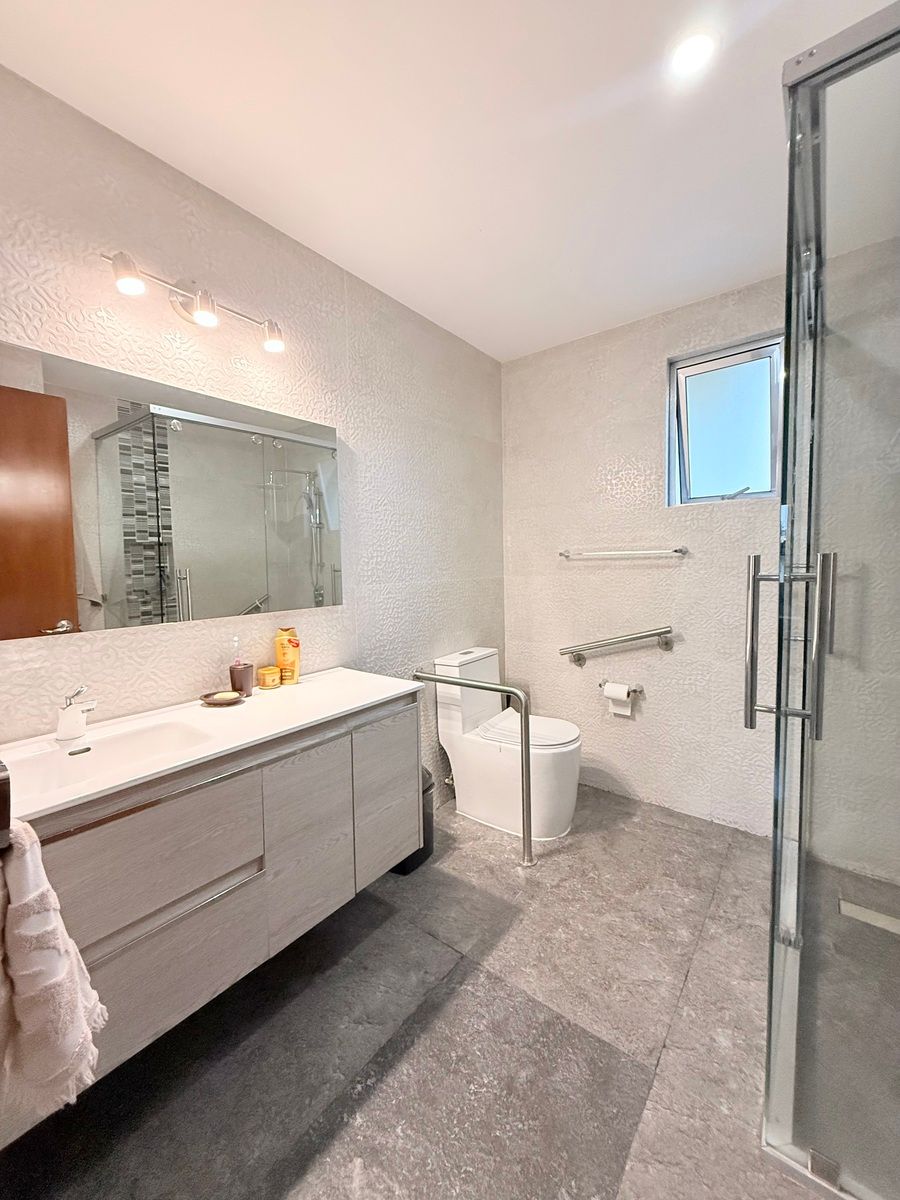 21 de 34: Recámara secundaria 1, baño