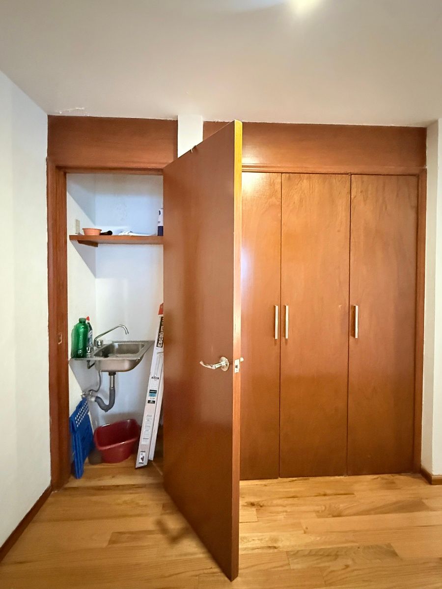 31 de 34: Closet de blancos y lavado planta alta