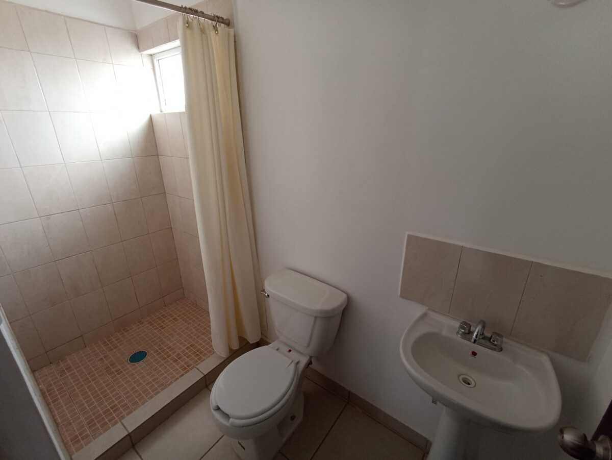 11 of 16: Baño completo Planta alta