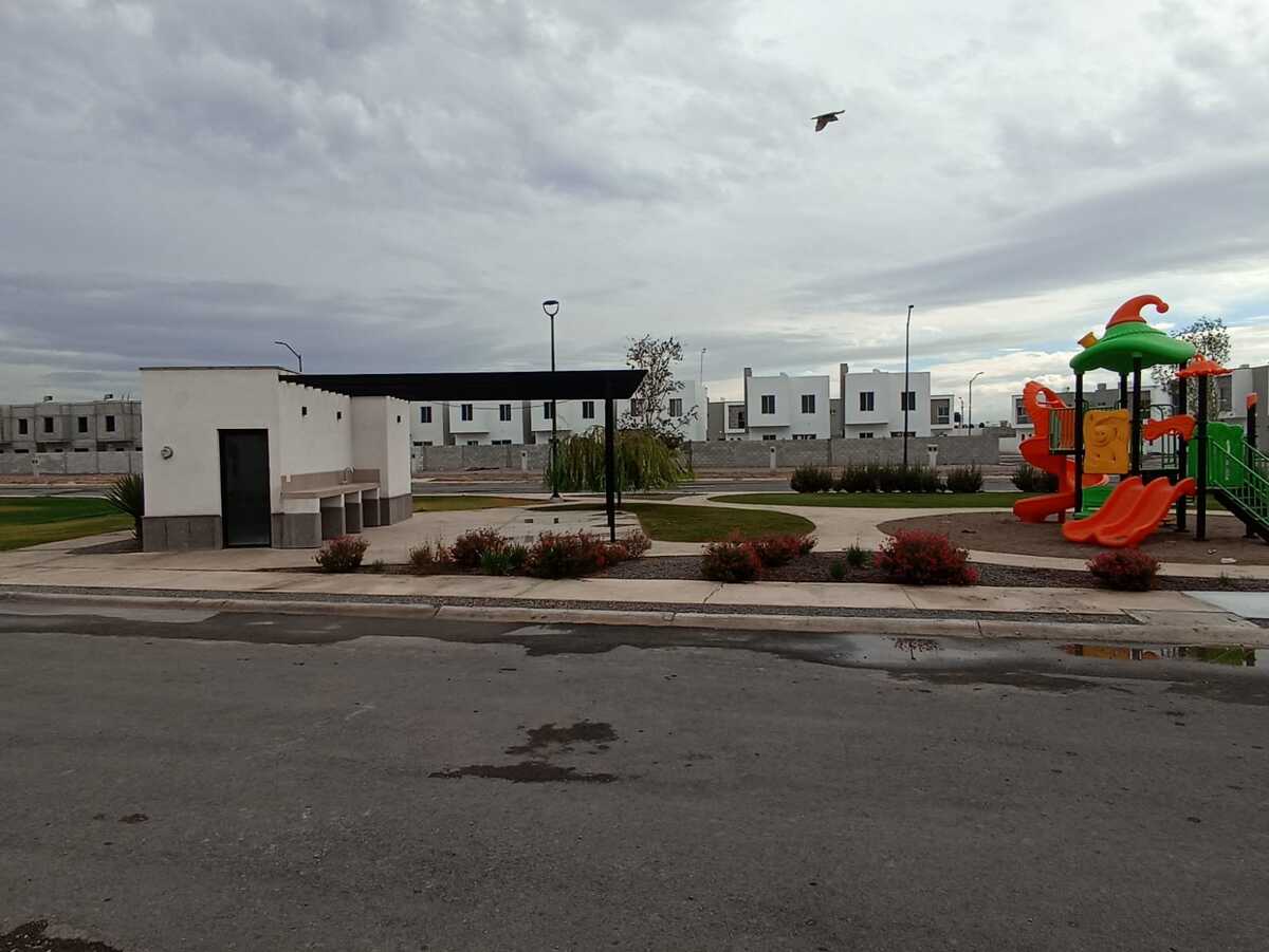 12 of 16: Plaza con areas verdes