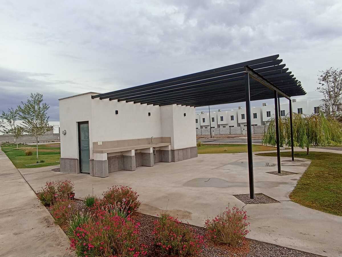 14 of 16: Area social