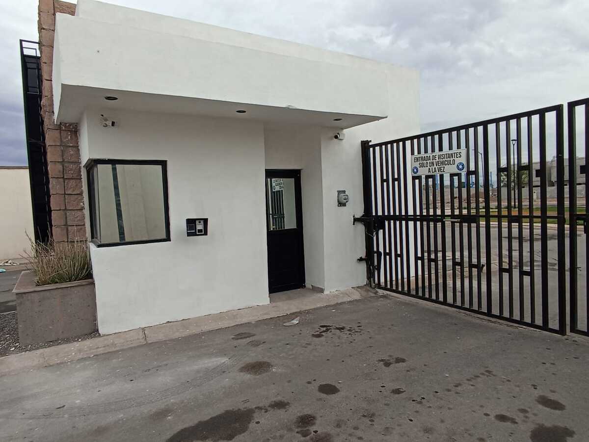 15 of 16: Caseta con vigilancia