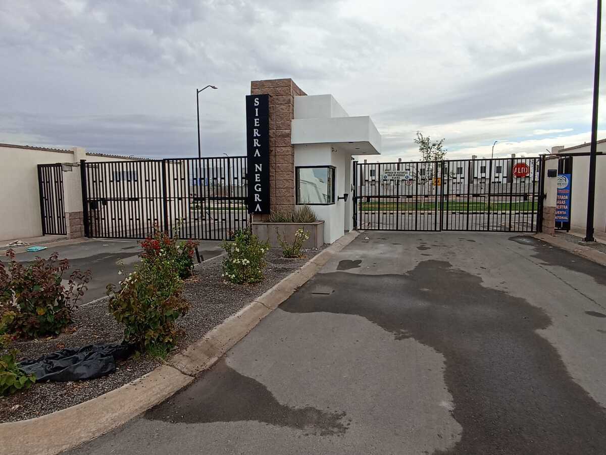 16 of 16: entrada de la cerrada