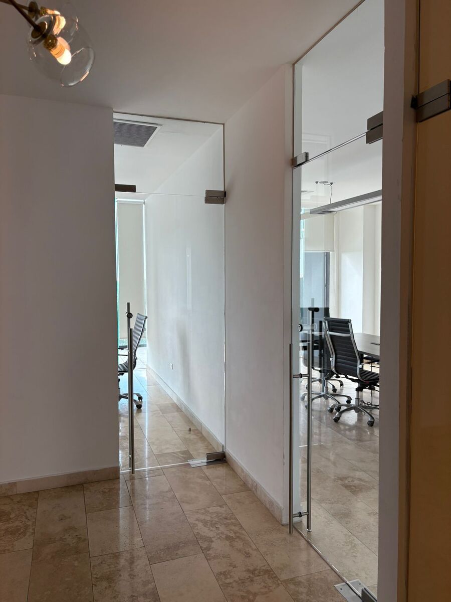 22 de 27: OFICINA EN SKY CITY