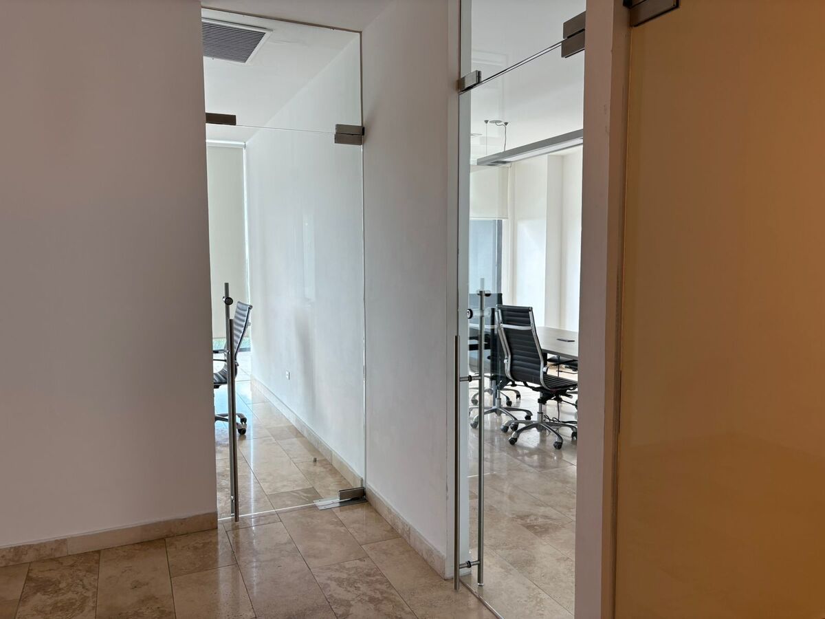 23 de 27: OFICINA EN SKY CITY