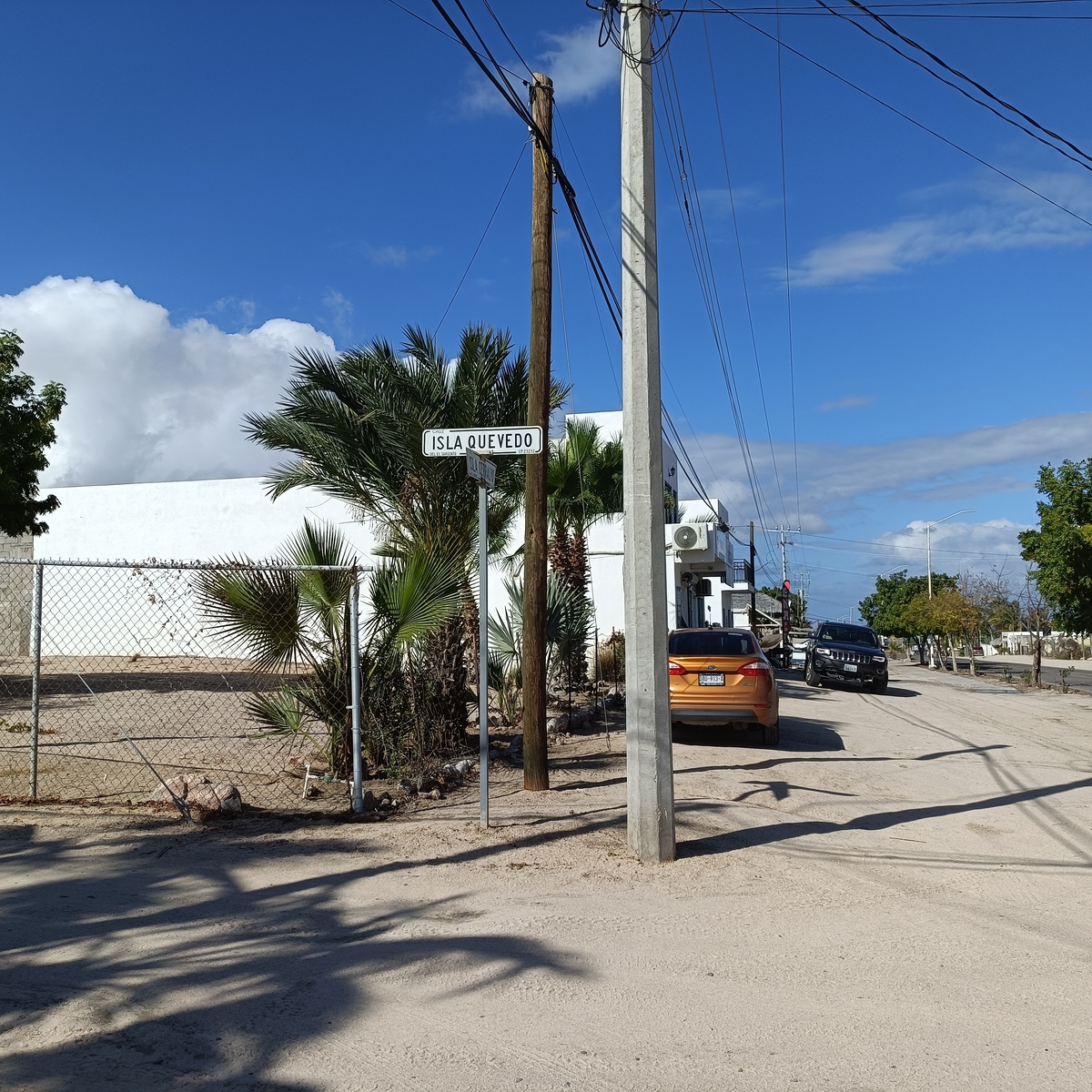 8 of 9: Calle de acceso a la propiedad