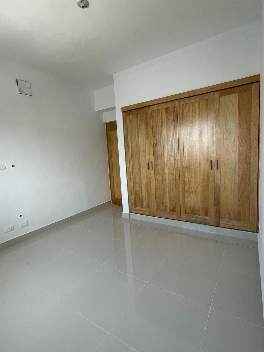 23 de 24: La habitación con amplio closet y pre-instalación de A/A