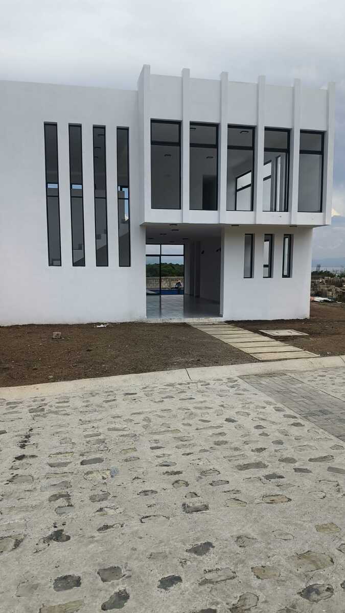 4 de 12: FACHADA CASA CLUB