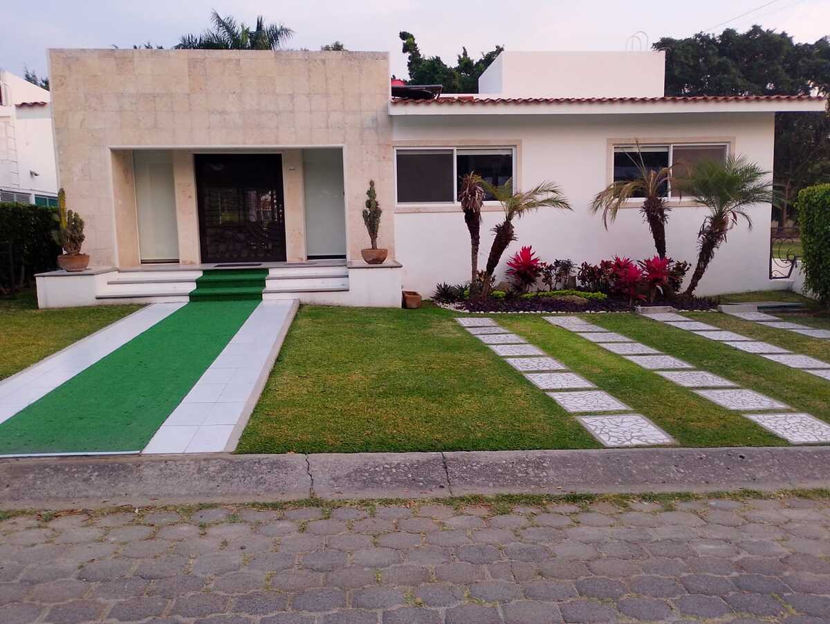 2 of 18: Fachada exterior