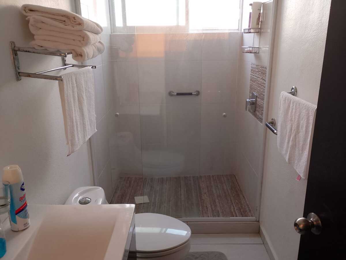 9 of 18: Baño principal