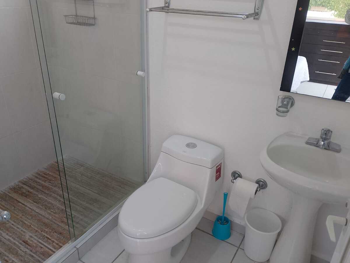 13 of 18: Baño casita exterior