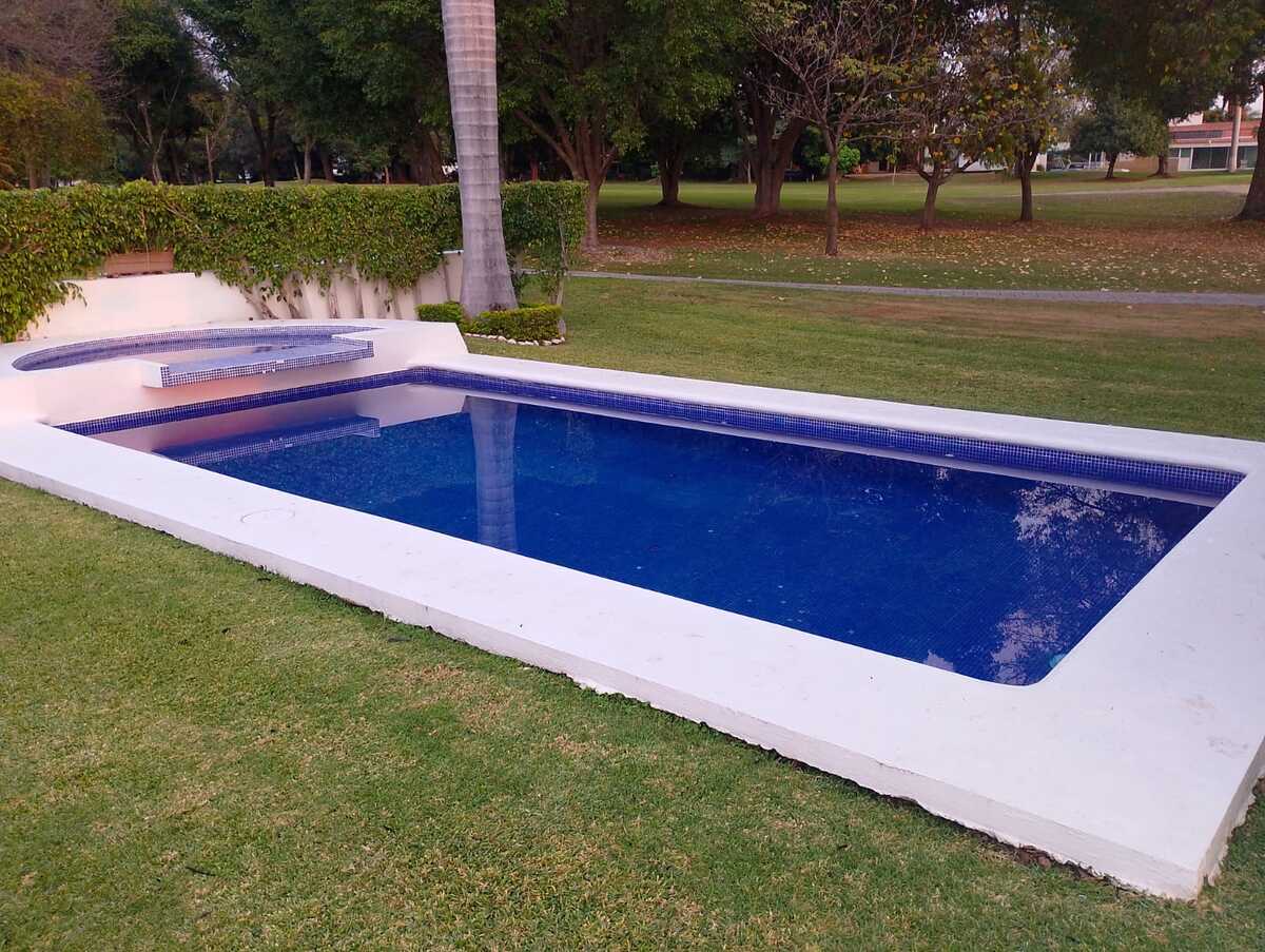 16 of 18: Alberca y jacuzzi