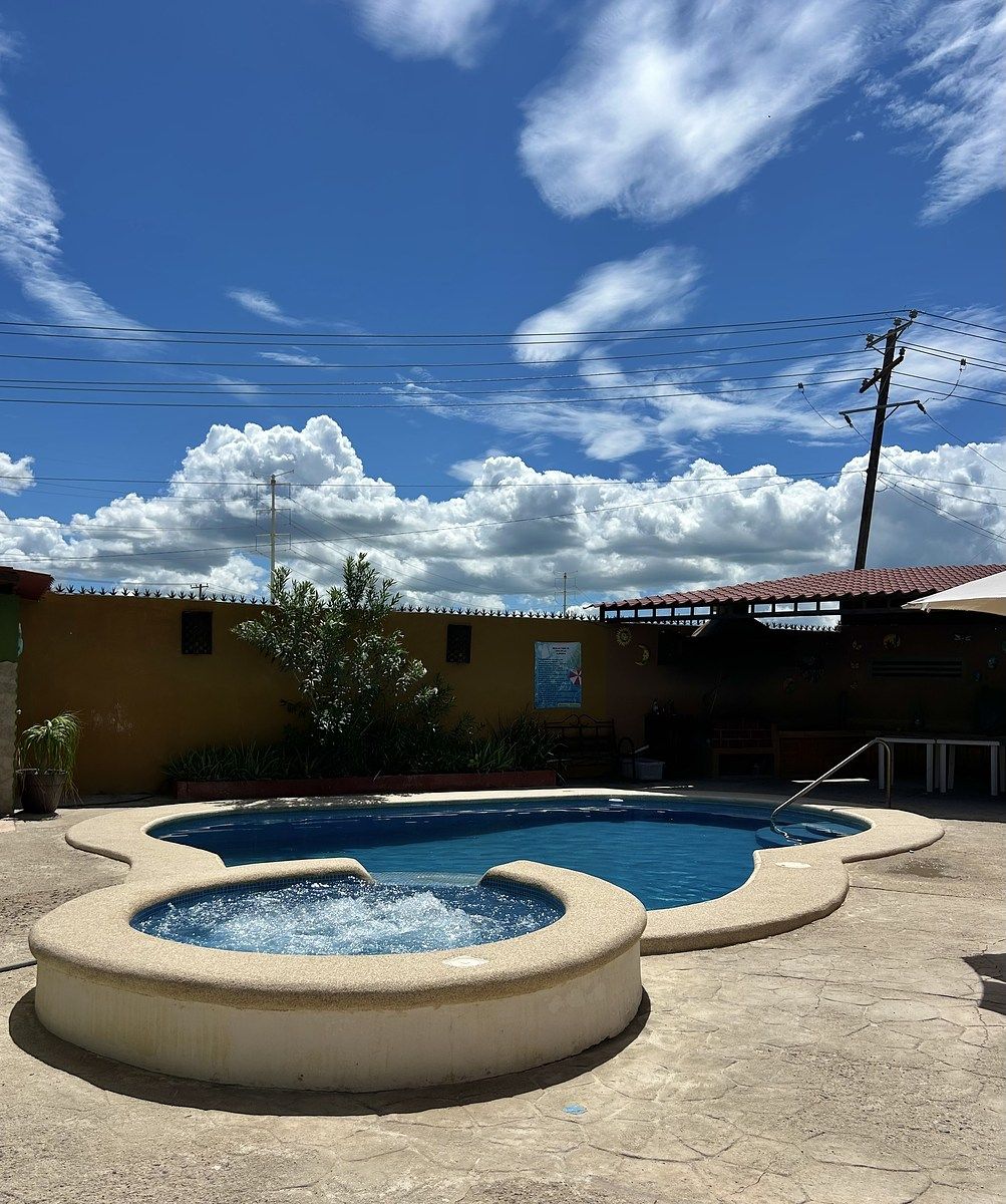 5 de 34: Patio con alberca y jacuzzi.