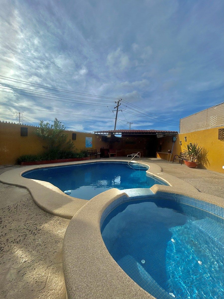 4 de 34: Patio con alberca y jacuzzi.