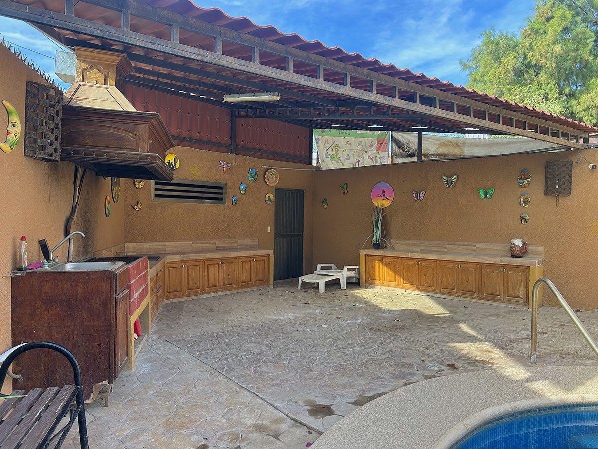 8 de 34: Asador y cocineta exterior.