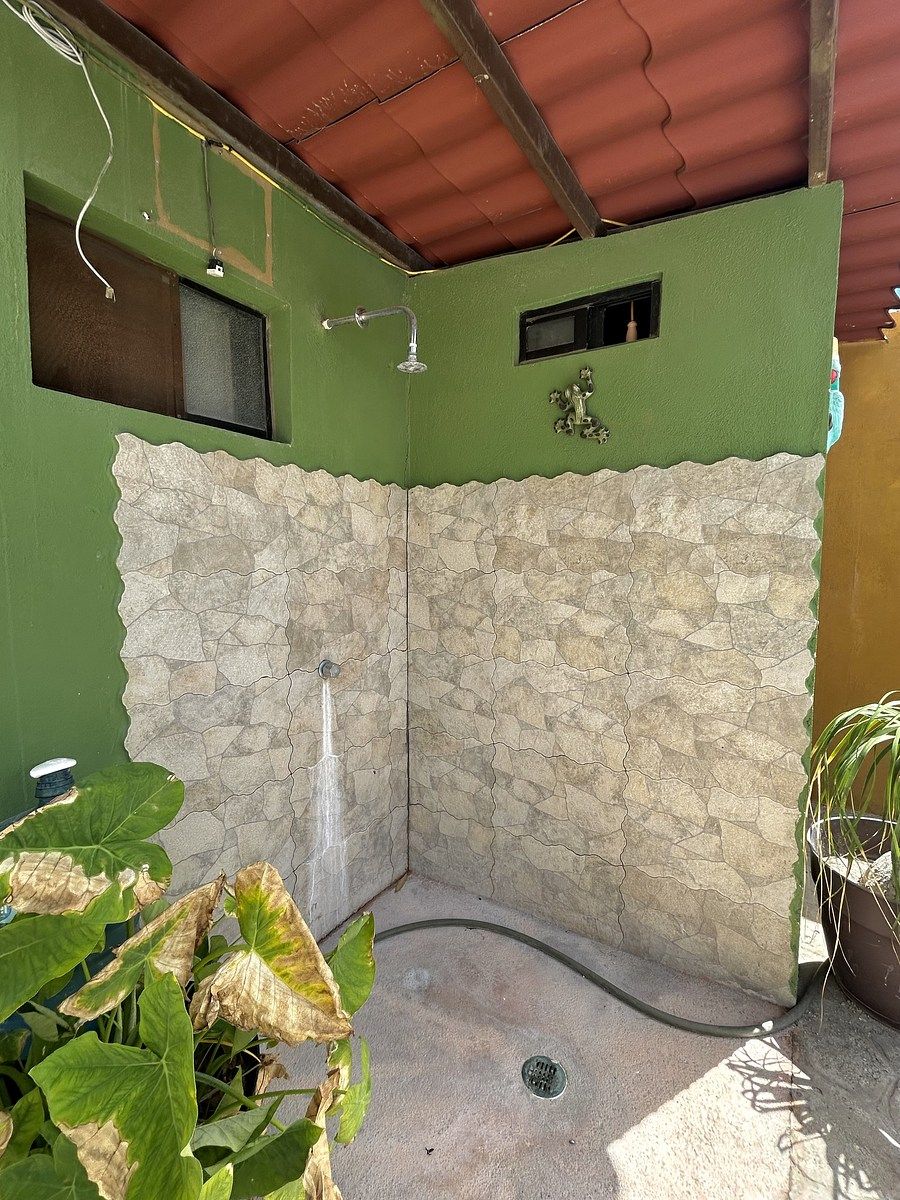 10 de 34: Regadera y medio baño exterior para alberca