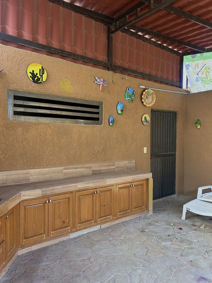 9 de 34: Cuarto de máquinas y bodega.