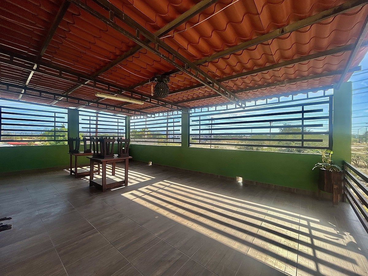 14 de 34: Terraza con mesas y luces disco.