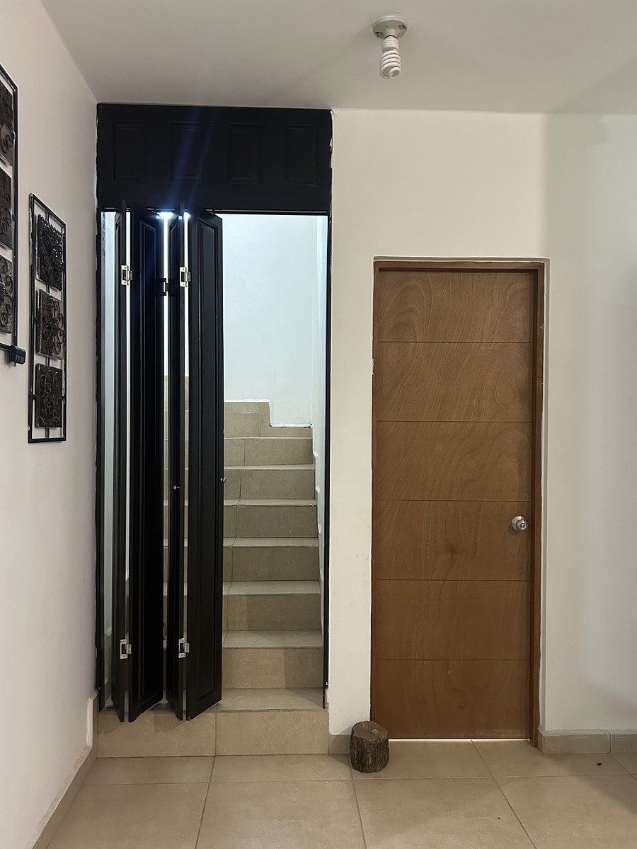17 de 34: Medio baño y acceso a escaleras