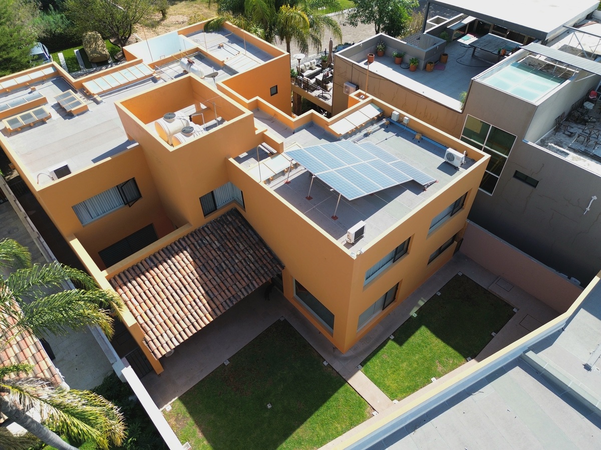 30 of 37: Azotea con Paneles Solares